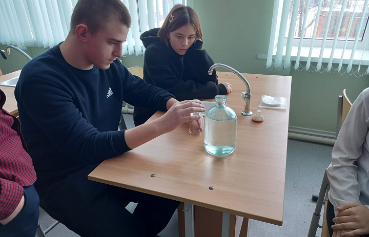 Лабораторные исследования по определению качества воды из разных источников.