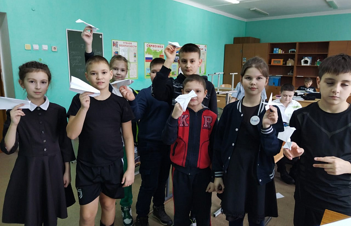 День бумажных самолётиков