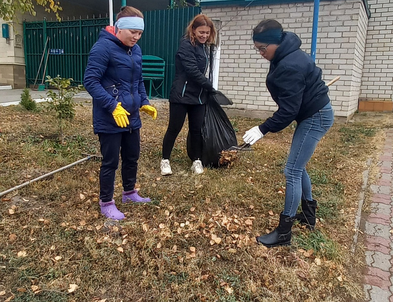 Работники МБУДО "СЮН" приняли активное участие в субботнике