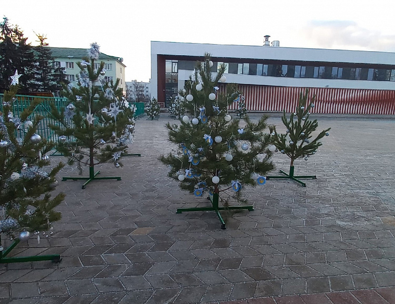 Коллективы образовательных учреждений Корочанского района украсили новогодние ёлочки на центральной площади города Корочи
