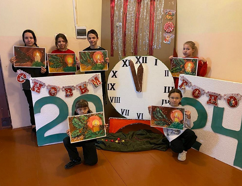 В объединении «Мой край» руководитель Хохлова Н.В., юные художники создали невероятно сказочные новогодние картины