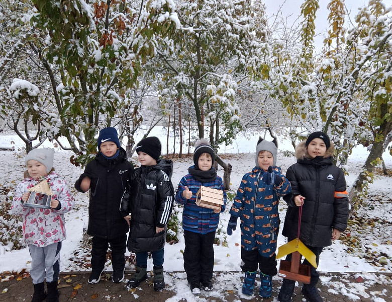 Подкармливать птиц зимой очень важно...