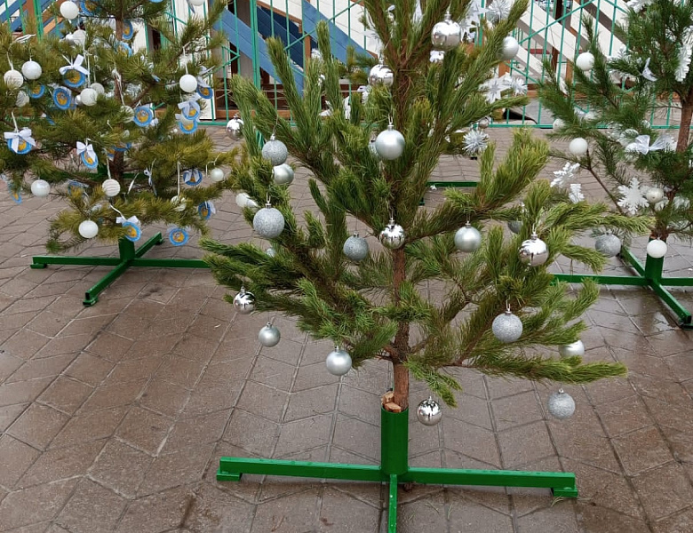 Коллективы образовательных учреждений Корочанского района украсили новогодние ёлочки на центральной площади города Корочи