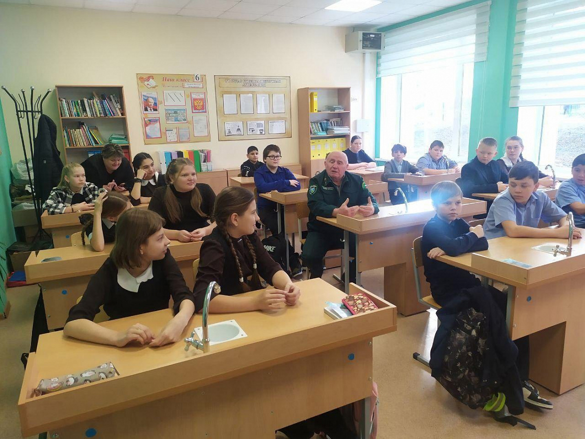 Открытый урок с членами Школьного лесничества «Лесовичок» в Афанасовской школе на тему «Охрана хвойных молодняков» 