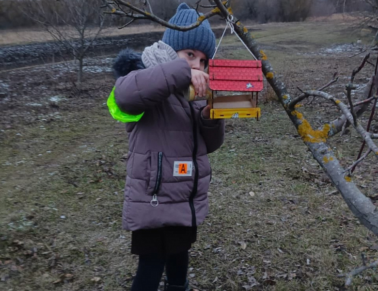 В объединении «Юные друзья природы» педагог дополнительного образования Матвиенко Г. А. провела наблюдения за посетителями птичьей столовой.